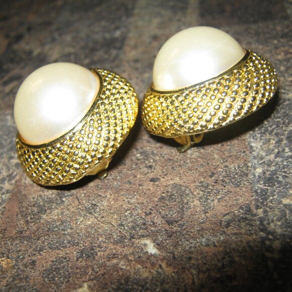 Designer Inspired Vintage Pearl Gold Clip-On Earrings. - Picture 4 of 4